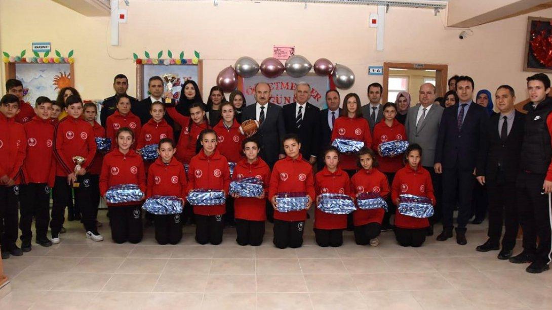 Valimiz Sayın Yaşar Karadeniz, Taşköprü Seka İlkokulu ve Ortaokulunu ziyaret etti