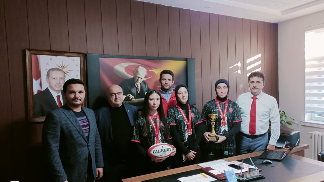 TÜRKİYE 3.SÜ RAGBİ TAKIMIMIZDAN İLÇE MİLLİ EĞİTİM MÜDÜRÜMÜZE ZİYARET