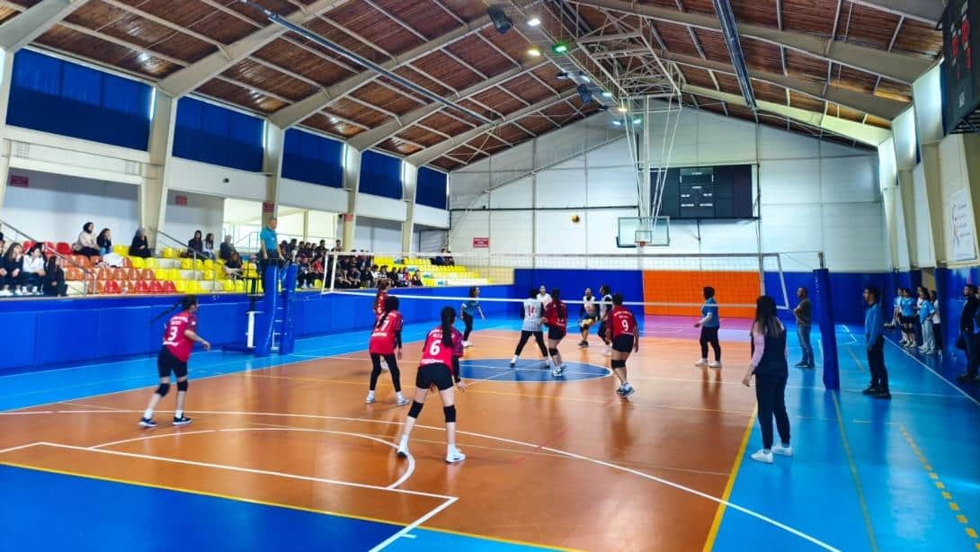 Gençlik Haftası Kapsamında Düzenlenen Liseler Arası Voleybol Turnuvası Müsabakaları Başladı.